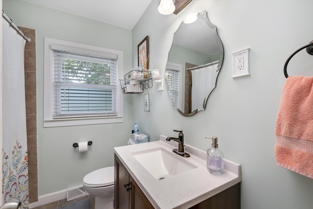 5674 Brunswick Blvd, Waterford, MI 48327 - full bathroom with vanity and curtained shower