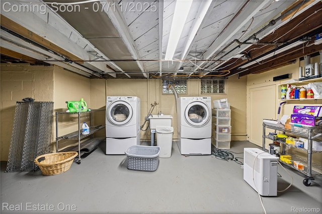 25740 Farmbrook Rd, Southfield, MI 48034 - laundry area featuring washer and clothes dryer