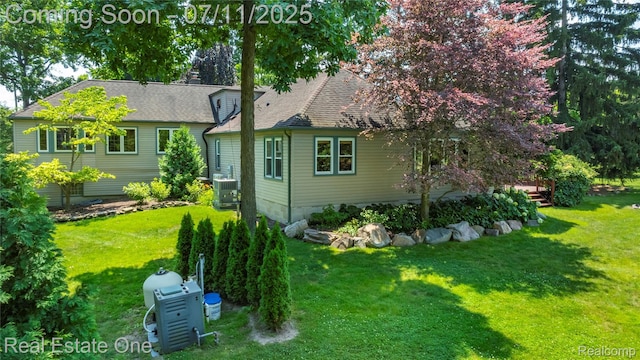 25740 Farmbrook Rd, Southfield, MI 48034 - rear view of property featuring a yard