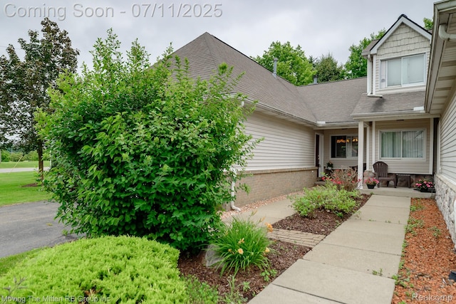 61001 Evergreen Ct, South Lyon, MI 48178 - view of front of property with roof with shingles