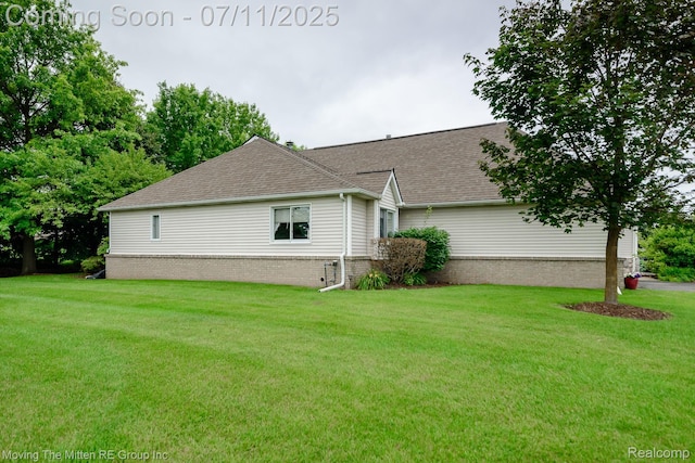 61001 Evergreen Ct, South Lyon, MI 48178 - view of property exterior featuring a lawn and a shingled roof