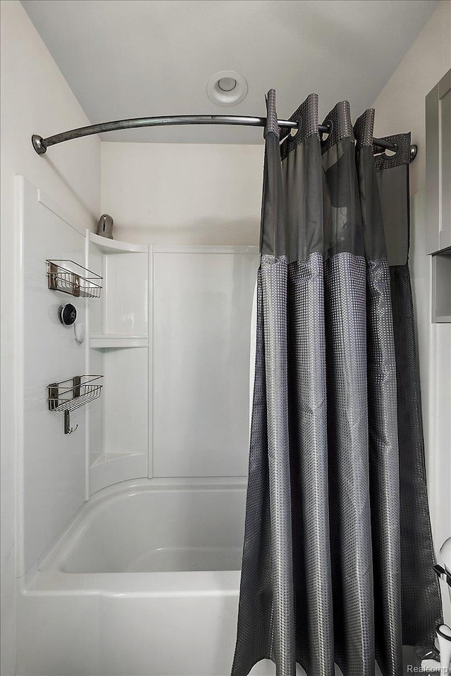 58565 Westmoore Cir, New Haven, MI 48048 - full bathroom featuring shower / bath combo