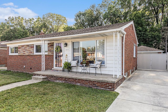1820 W Longmeadow Rd, Trenton, MI 48183 - ranch-style house featuring a front yard, brick siding, and a porch