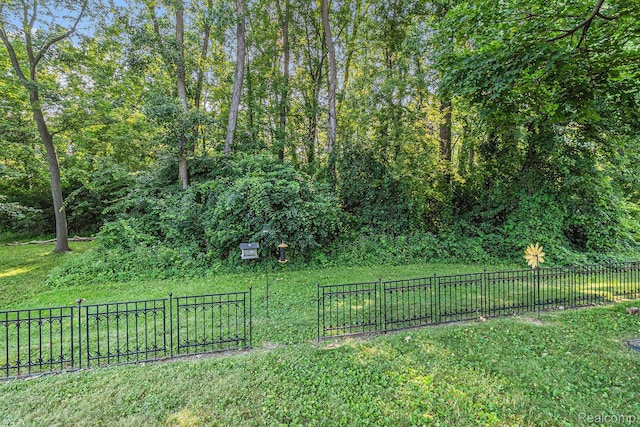 1820 W Longmeadow Rd, Trenton, MI 48183 - view of yard