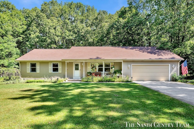 15071 Steves Dr, Grand Haven, MI 49417 - single story home featuring an attached garage, driveway, and a front yard