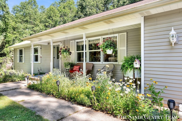 15071 Steves Dr, Grand Haven, MI 49417 - view of front of property with a porch