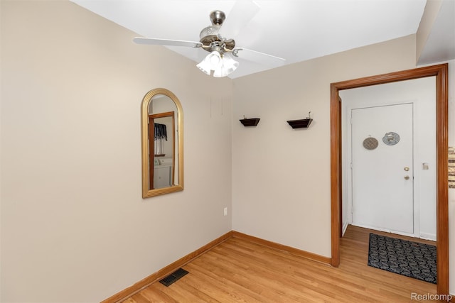 5419 Duke Ct, Warren, MI 48091 - unfurnished room featuring washer / clothes dryer, light wood-type flooring, and a ceiling fan