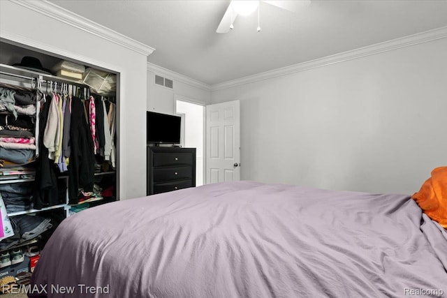 9125 Mandon Rd, White Lake, MI 48386 - bedroom featuring crown molding, a closet, and ceiling fan