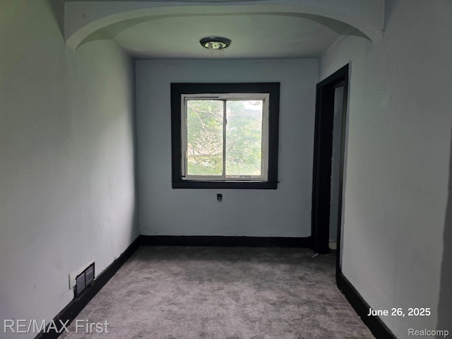 9379 Manor St, Detroit, MI 48204 - carpeted empty room with arched walkways and baseboards