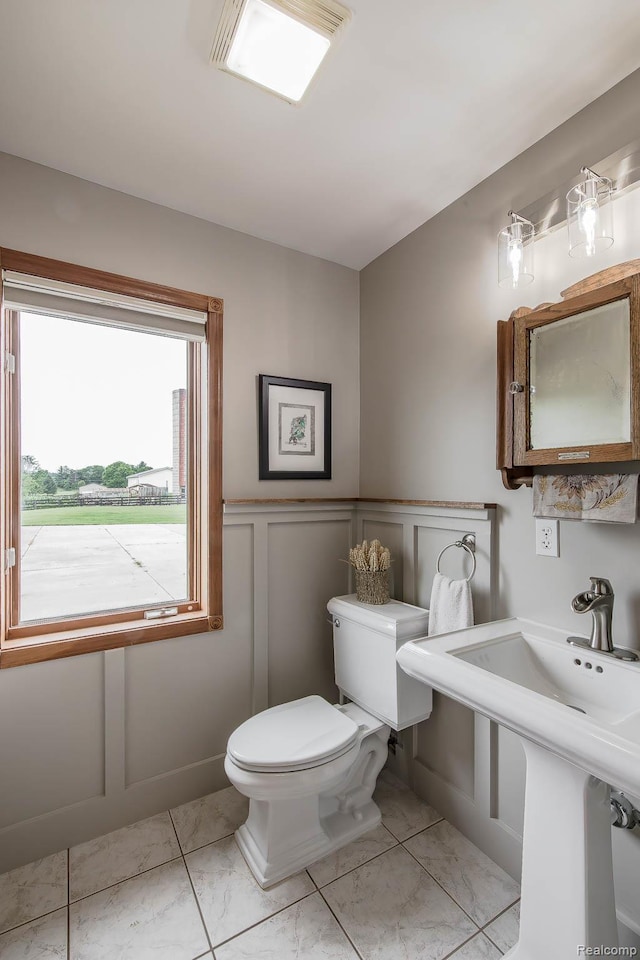 2086 Haines Rd, Lapeer, MI 48446 - bathroom featuring a decorative wall and a wainscoted wall