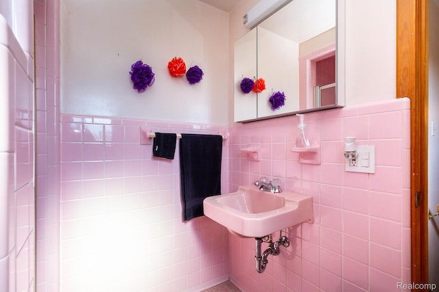 8345 E 14 Mile Rd, Sterling Heights, MI 48312 - bathroom featuring tile walls