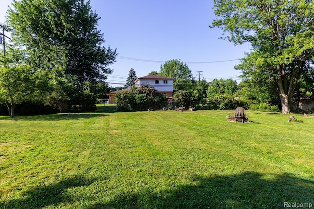 8345 E 14 Mile Rd, Sterling Heights, MI 48312 - view of grassy yard