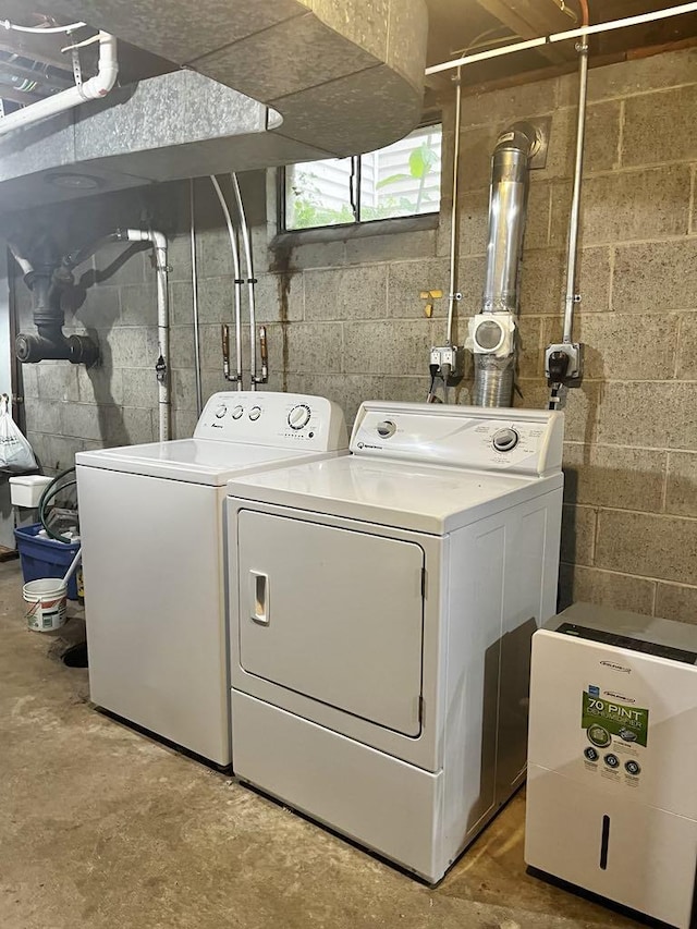 3304 Wanda Ave, Muskegon, MI 49442 - laundry room with washing machine and clothes dryer