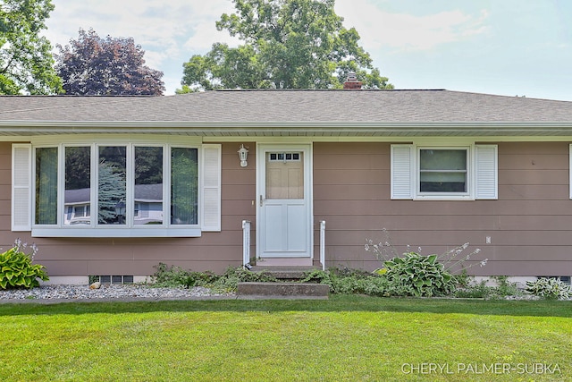 1838 Kings Ct, Muskegon, MI 49445 - view of front of house featuring a front yard and a chimney