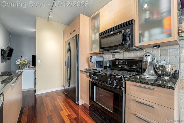 432 S Washington Ave Unit 802, Royal Oak, MI 48067 - kitchen featuring black appliances, dark wood-style flooring, tasteful backsplash, and dark stone countertops