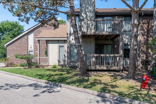7427 Radcliff Ct, West Bloomfield, MI 48322 - view of front facade with a balcony, a front lawn, and brick siding