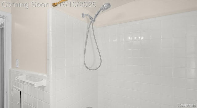 2606 Willow St, Dearborn, MI 48124 - bathroom featuring tiled shower