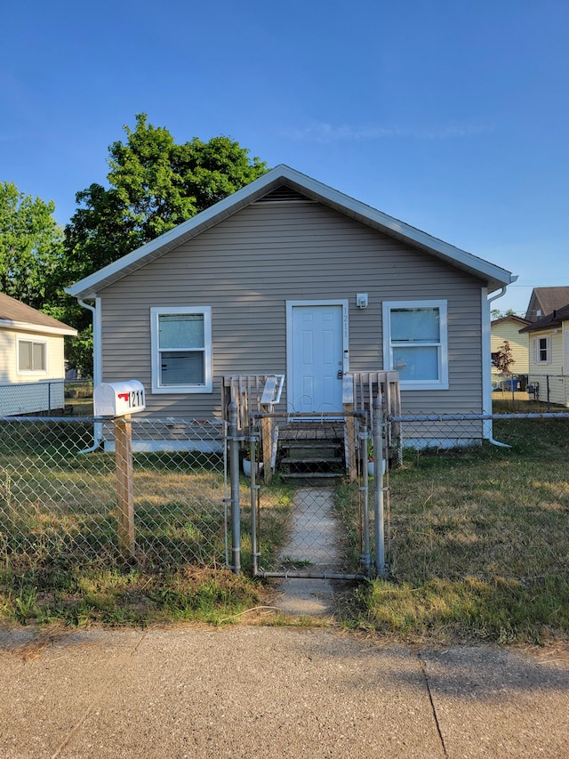 1211 Howard Ave, Muskegon, MI 49442 - bungalow-style house with a gate and a fenced front yard