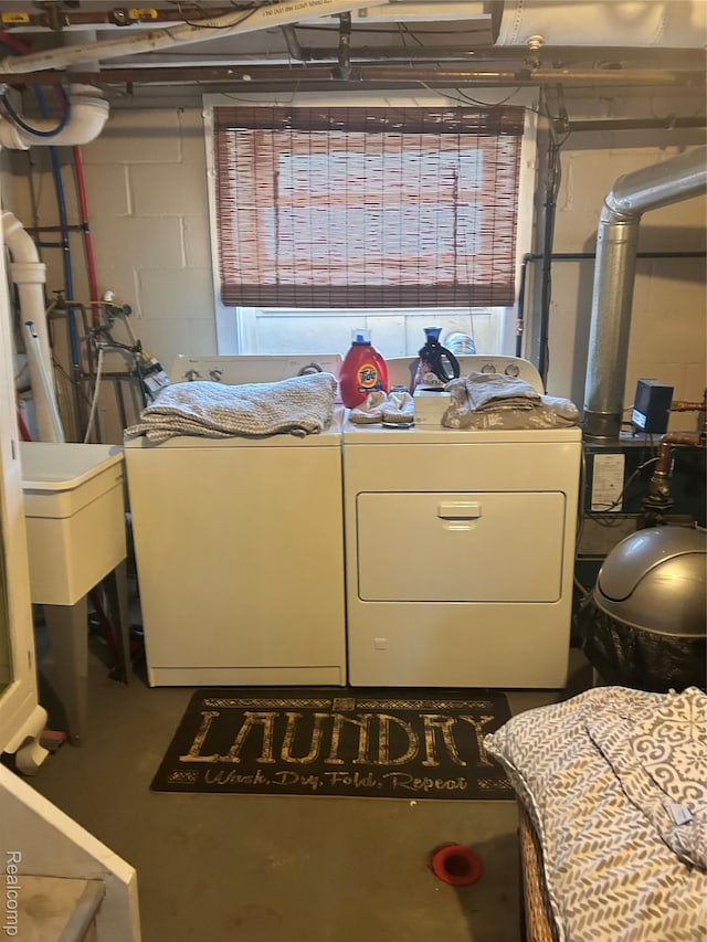 305 Goldengate St, Lake Orion, MI 48362 - laundry area featuring washing machine and dryer and concrete block wall