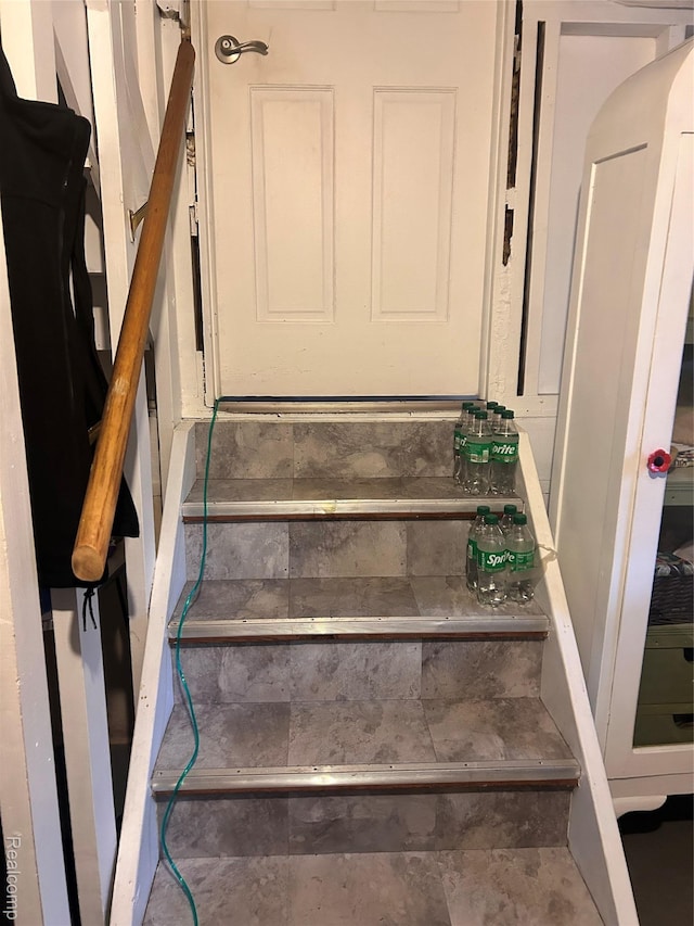 305 Goldengate St, Lake Orion, MI 48362 - view of stairway