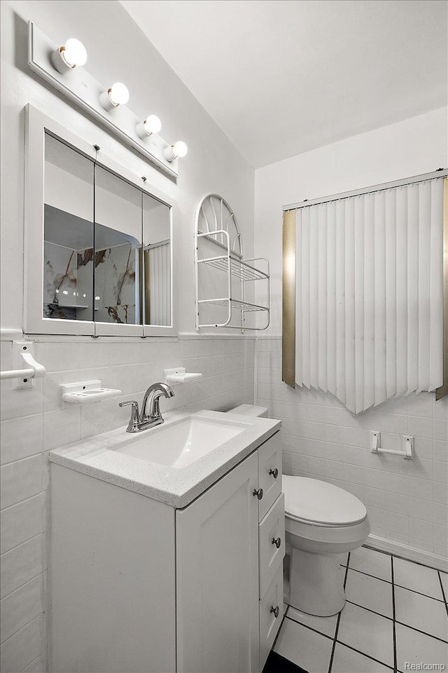 18285 Faust Ave, Detroit, MI 48219 - full bathroom featuring tile walls, vanity, and tile patterned floors