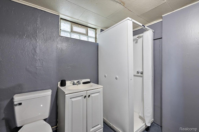 18285 Faust Ave, Detroit, MI 48219 - full bathroom with vanity and curtained shower