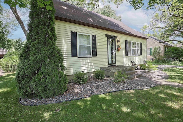 514 Hunter St, Saginaw, MI 48602 - view of front of property featuring a front lawn
