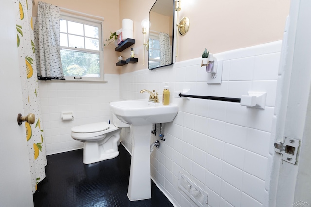 514 Hunter St, Saginaw, MI 48602 - bathroom with tile walls and a wainscoted wall