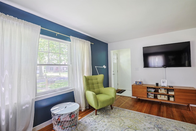 514 Hunter St, Saginaw, MI 48602 - living area featuring wood finished floors and baseboards