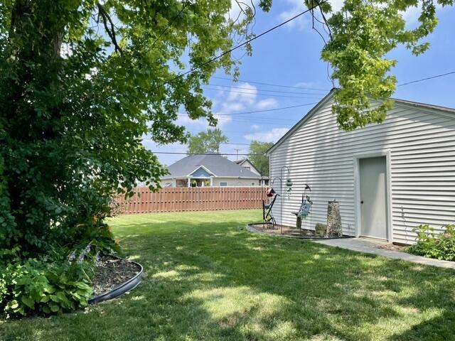 630 Forest St, Wyandotte, MI 48192 - view of yard