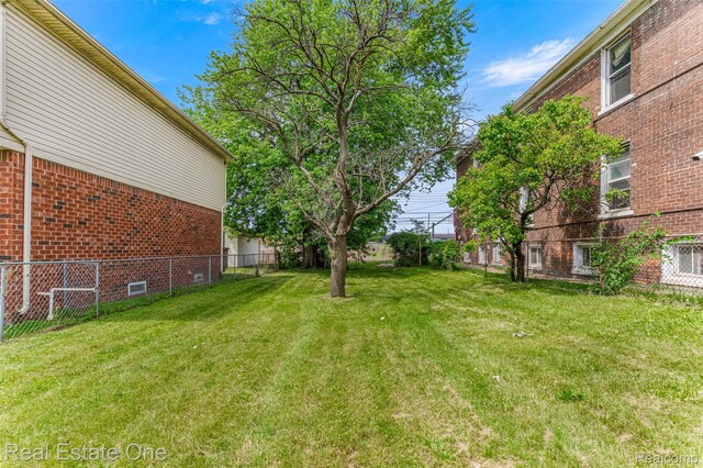 1625 Ferney St, Dearborn Heights, MI 48120 - view of yard