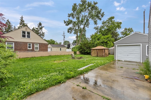 15433 Kinloch, Redford, MI 48239 - view of yard with driveway and a detached garage
