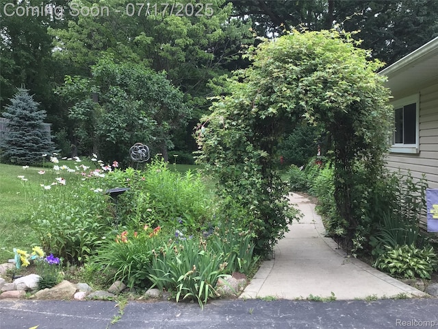 5074 Perryville Rd, Holly, MI 48442 - view of yard