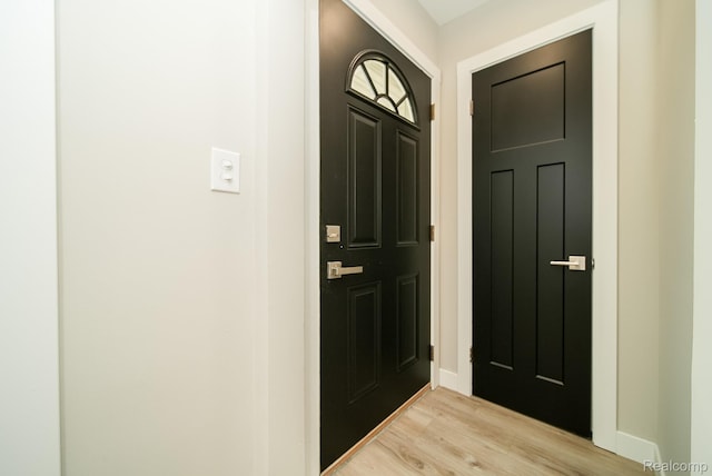1922 N Wilson Ave, Royal Oak, MI 48073 - foyer with light wood-style floors and baseboards