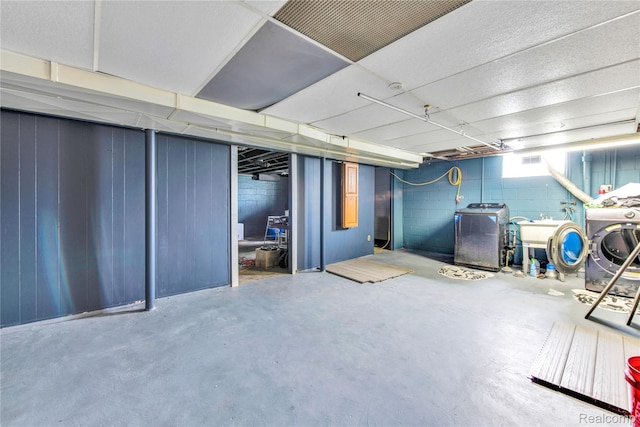 19035 Frazho Rd, Roseville, MI 48066 - below grade area featuring washer and dryer and a sink