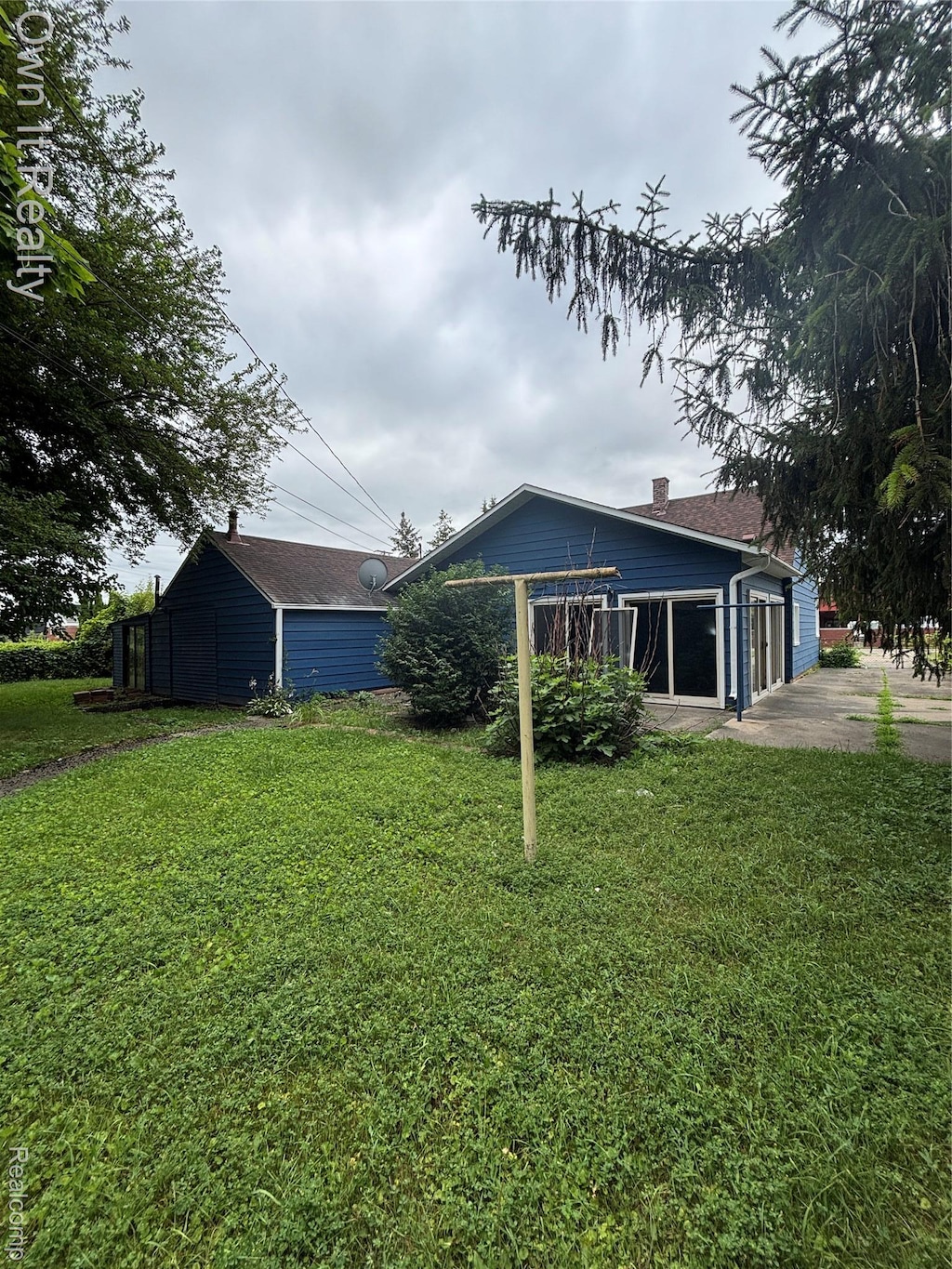 5696 Kinloch St, Dearborn Heights, MI 48127 - view of green lawn