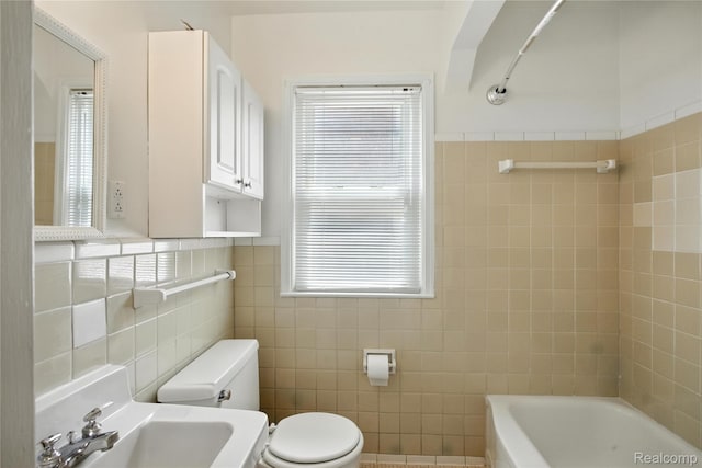 14888 Belmont Ave, Southgate, MI 48101 - full bath with tile walls and washtub / shower combination