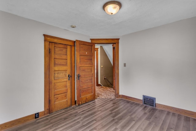 843 Center St, Jackson, MI 49202 - spare room featuring wood finished floors, a smoke detector, and a textured ceiling