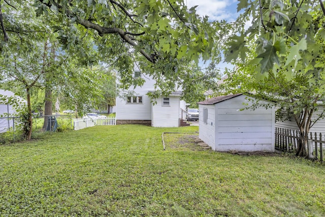 843 Center St, Jackson, MI 49202 - view of yard with a storage shed