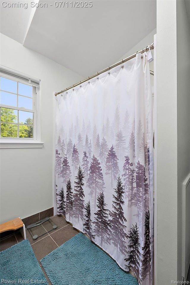 2601 Eardman Ct, Westland, MI 48186 - bathroom with curtained shower