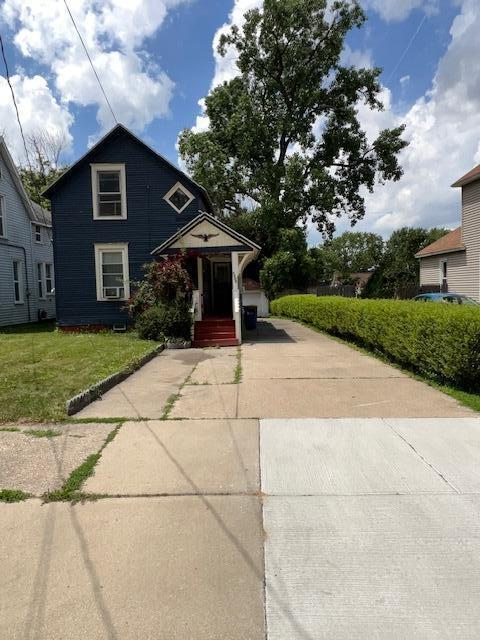 1325 Maude Ave NE, Grand Rapids, MI 49505 - bungalow-style home featuring concrete driveway and a front lawn