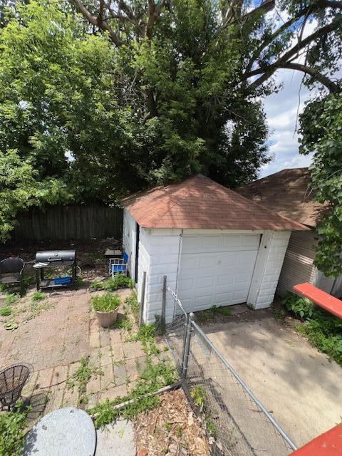 1325 Maude Ave NE, Grand Rapids, MI 49505 - detached garage with driveway