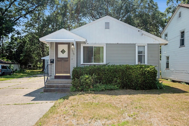 2329 Moon St, Muskegon, MI 49441 - bungalow with a front yard