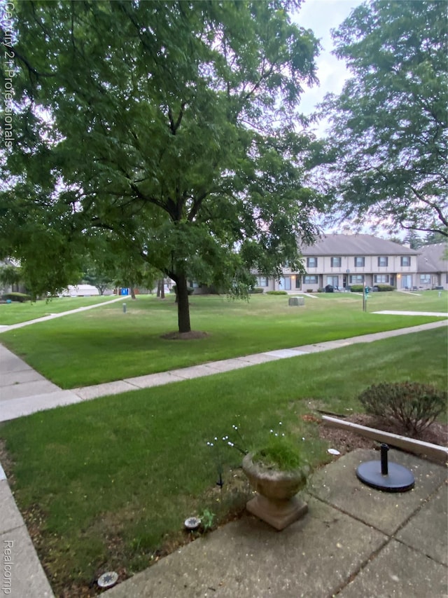 24857 Auburn Ln, Southfield, MI 48033 - view of property's community with a yard