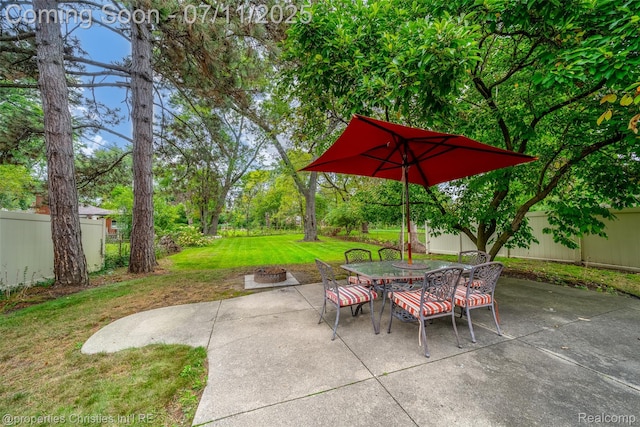 27461 Goldengate Dr W, Lathrup Village, MI 48076 - fenced backyard with a patio and outdoor dining space