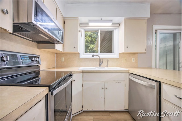 2953-2955 Okemos Dr SE, Grand Rapids, MI 49546 - kitchen with stainless steel appliances, light countertops, and light wood-type flooring