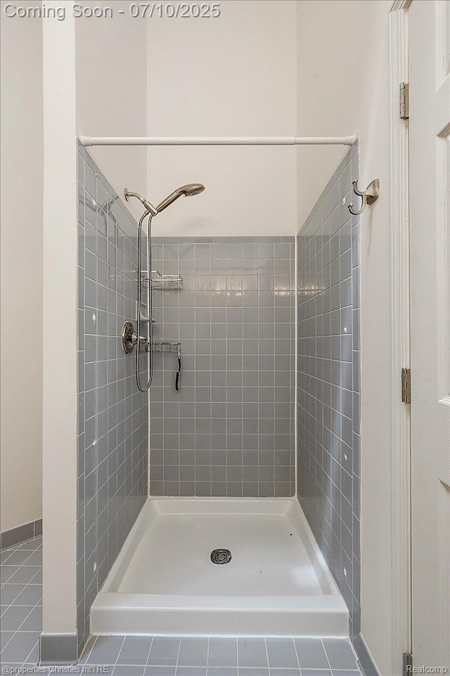 6873 Fox Ln, Waterford, MI 48327 - bathroom with a tile shower