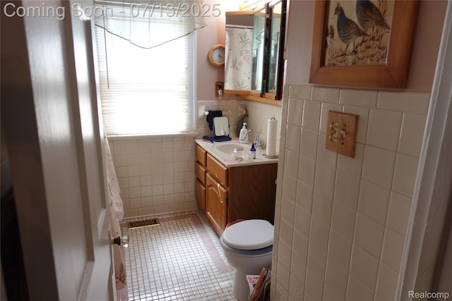341 W Oakridge St W, Ferndale, MI 48220 - bathroom featuring tile walls, vanity, a wainscoted wall, and tile patterned floors
