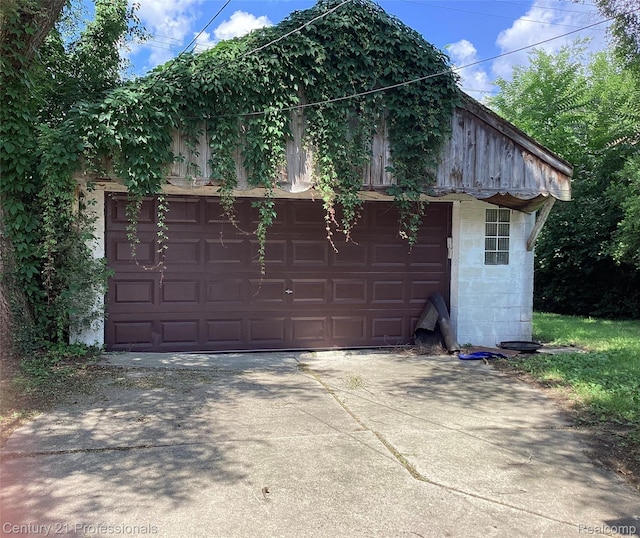 15451 Prest St, Detroit, MI 48227 - garage featuring concrete driveway