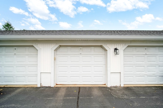 824 W Barrington Cir, Jackson, MI 49203 - view of garage